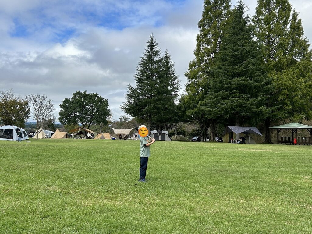 服掛松キャンプ場フリーサイトで遊ぶ子供