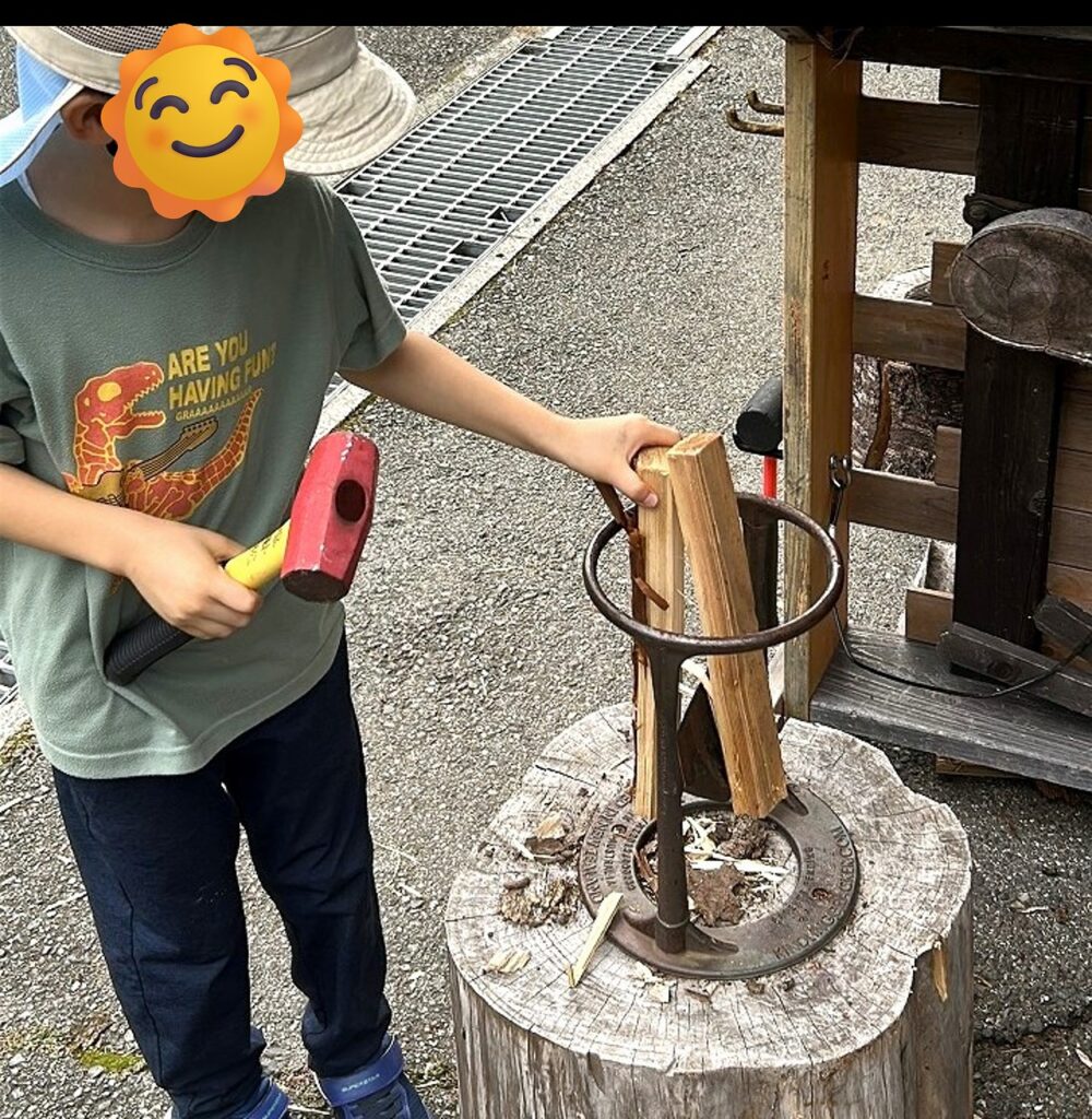服掛松キャンプ場で薪割りを体験する子供