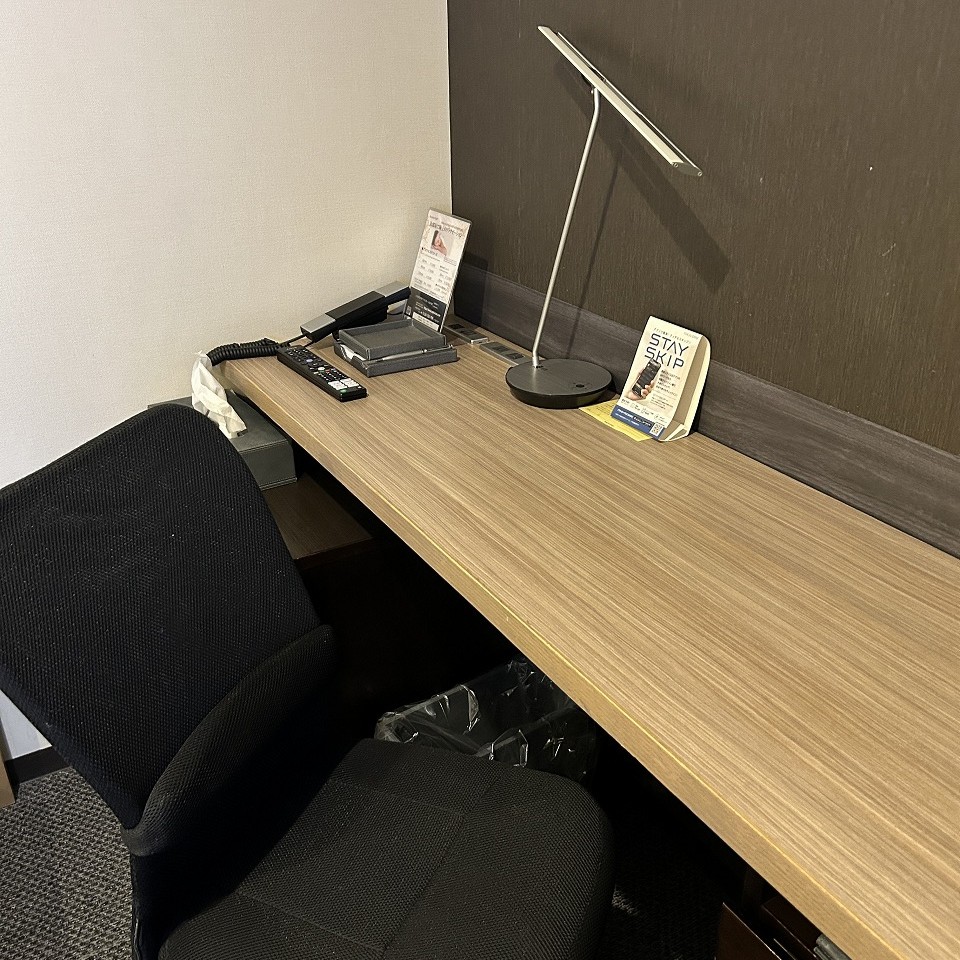 東急ステイ新橋の客室デスク周り