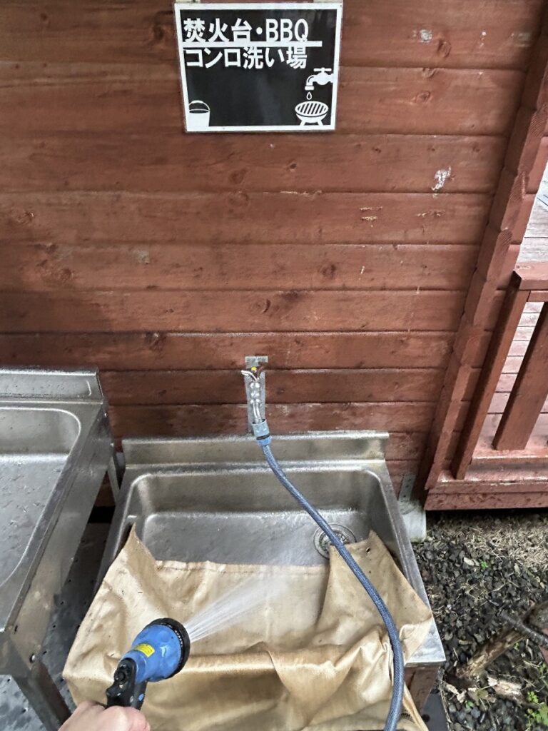 服掛松キャンプ場にあるお湯が出る蛇口