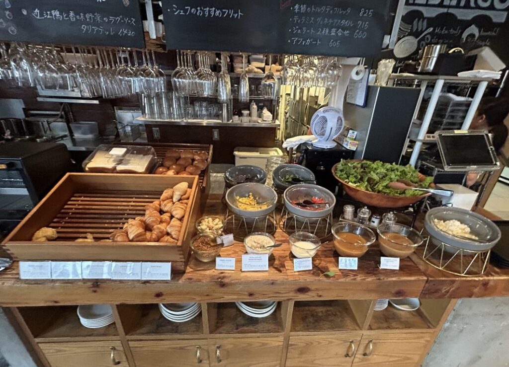 朝食のパンとサラダ