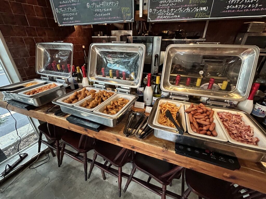 ソーセージ、スクランブルエッグ、ポテト、チキンなどのビュッフェ料理