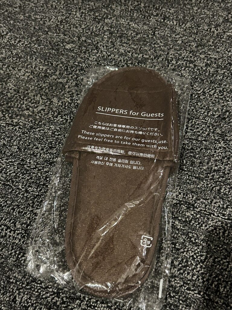 客室に備え付けられたホテルJALシティ羽田の使い捨てスリッパ