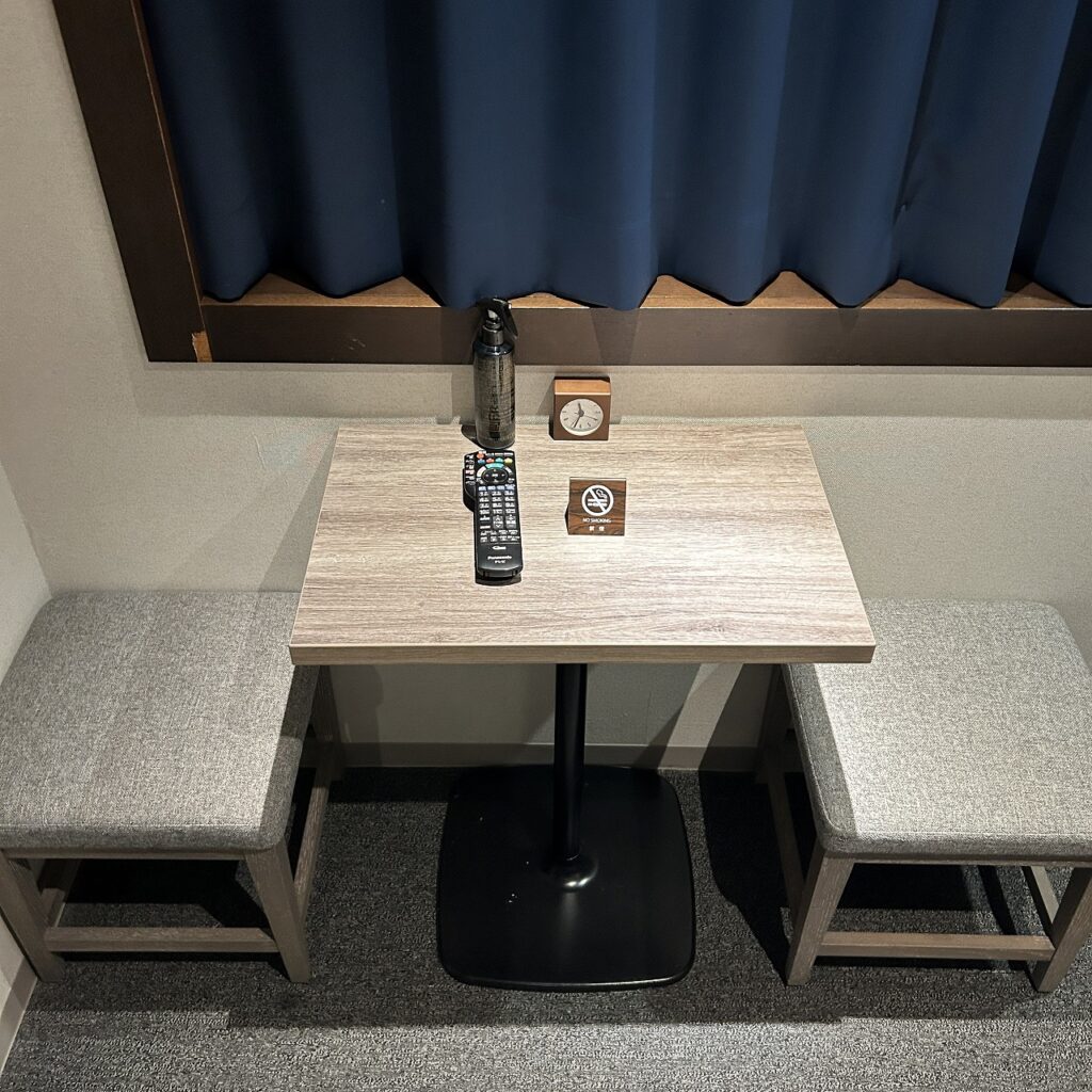 ホテルJALシティ羽田の客室にある小さなテーブル