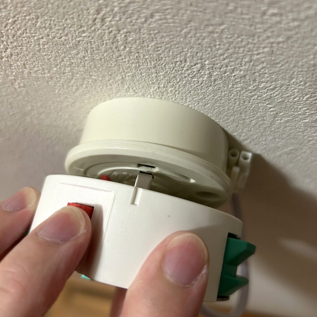 UZUKAZE3を丸形引掛シーリングに取り付けている様子