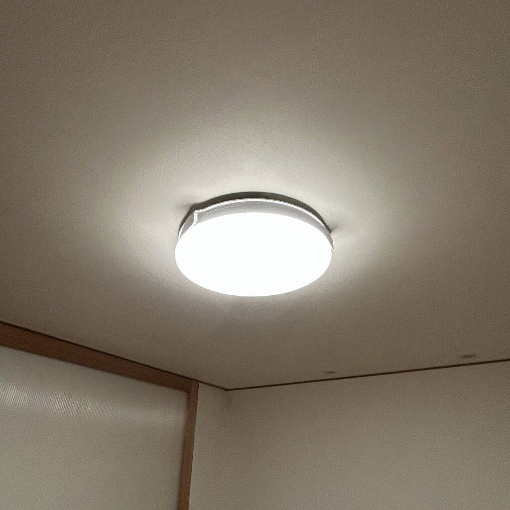 UZUKAZE3をリビングに取り付けた後の部屋全体の様子 LEDシーリングライト点灯状態