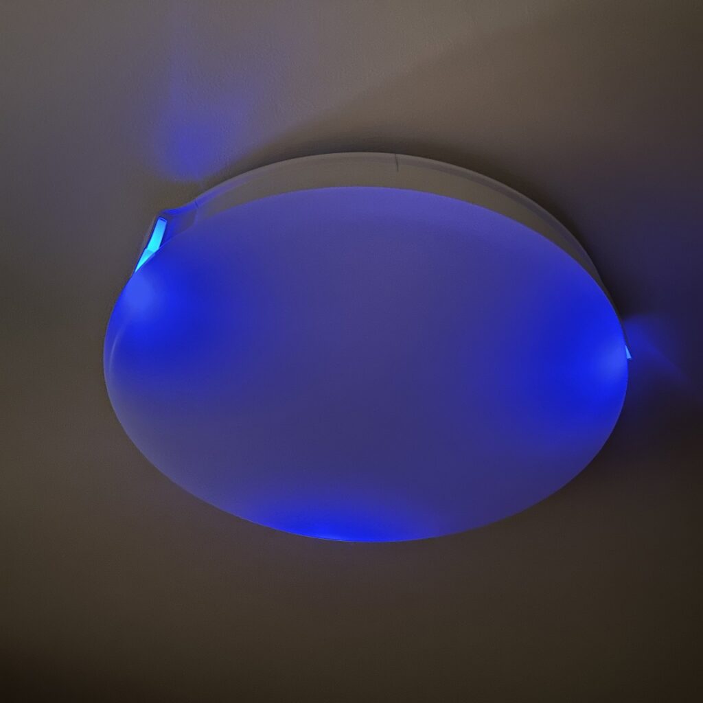 UZUKAZE3のCLEANモード（除菌・脱臭）動作時に青色のインジケータLEDが点灯している様子