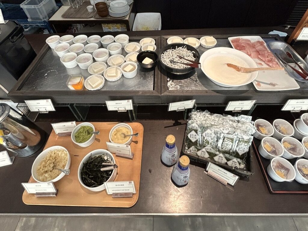ホテルJALシティ羽田の朝食ビュッフェの海苔や豆腐、とろろ、マグロの切り身などの和食総菜