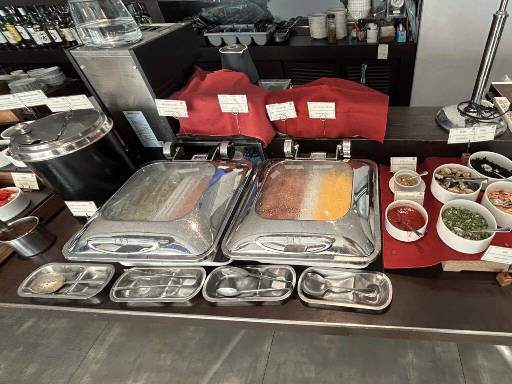 ホテルJALシティ羽田の朝食ビュッフェの洋食メニュー(ハム・スクランブルエッグ)