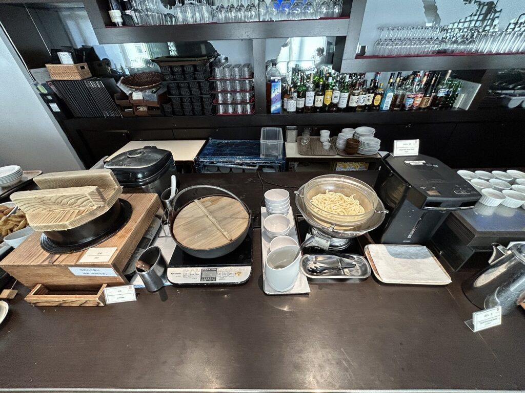 ホテルJALシティ羽田の朝食コーナーのご飯、うどん、おかゆ、出汁
