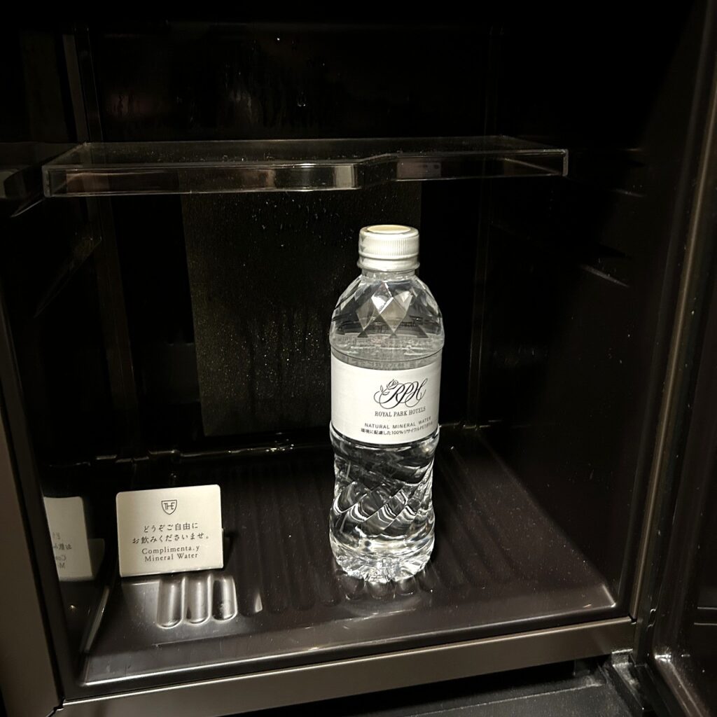 ザロイヤルパークホテル東京羽田の冷蔵庫に用意されたミネラルウォーター