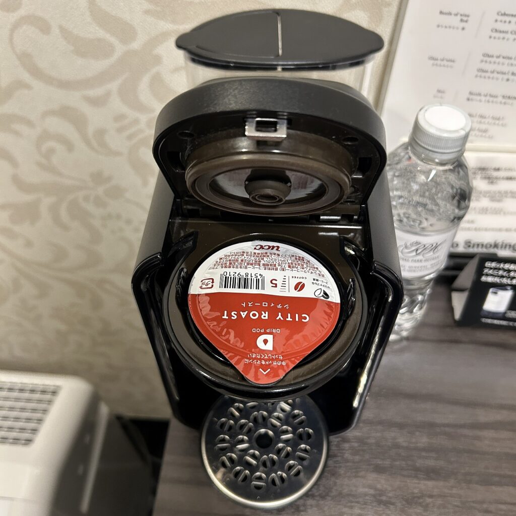 ザロイヤルパークホテル東京羽田のコーヒーメーカーにコーヒーをセットした様子