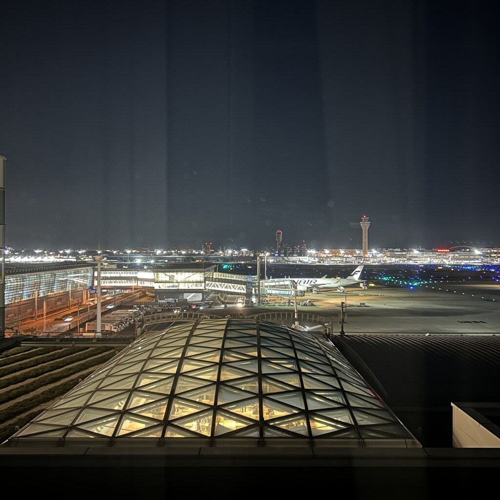 ザロイヤルパークホテル東京羽田の客室から見える空港の夜景