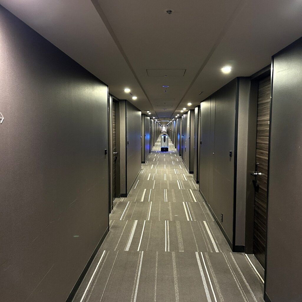 ザロイヤルパークホテル東京羽田の自動搬送ロボットが来る様子