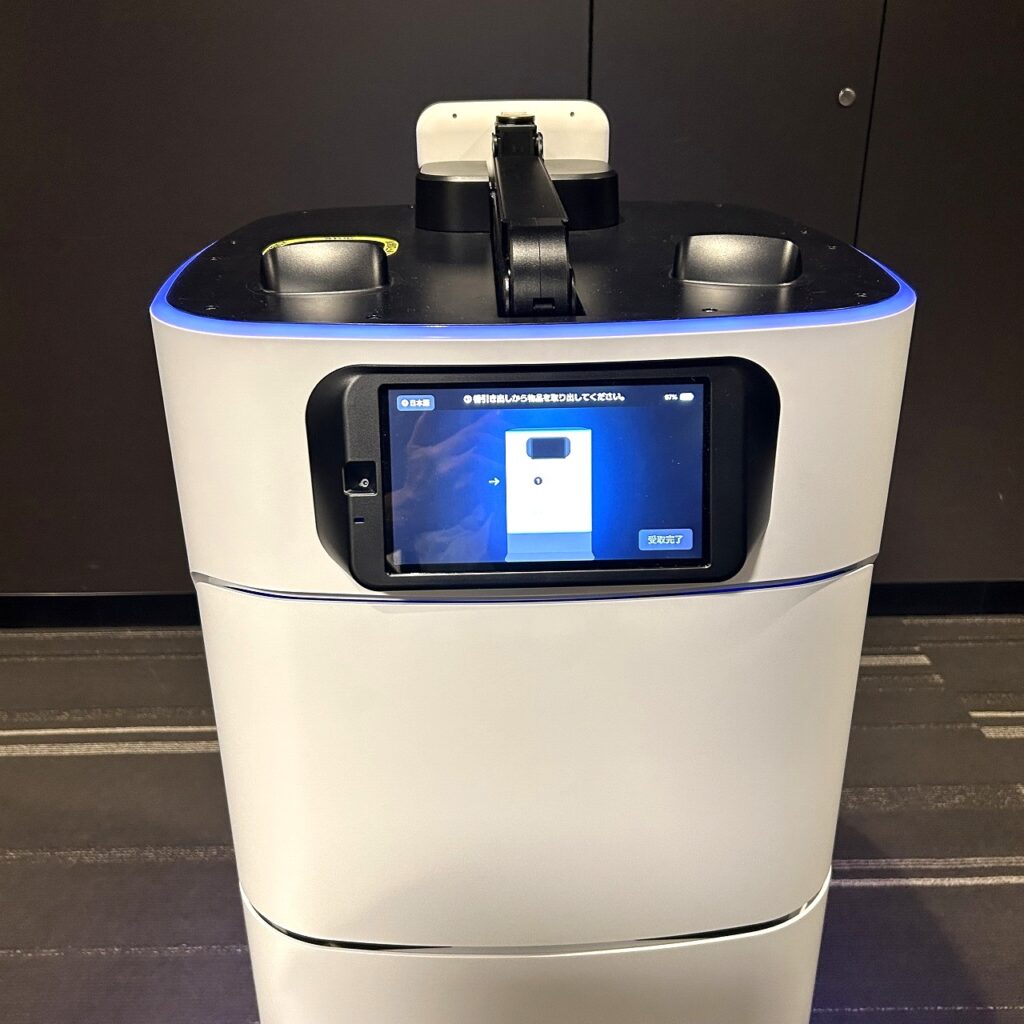 ザロイヤルパークホテル東京羽田の自動搬送ロボットが部屋に到着