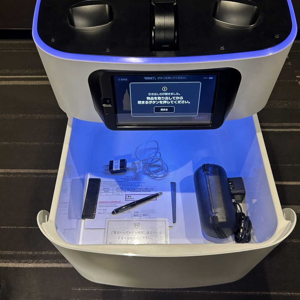 ザロイヤルパークホテル東京羽田の自動搬送ロボットから備品を取り出す様子