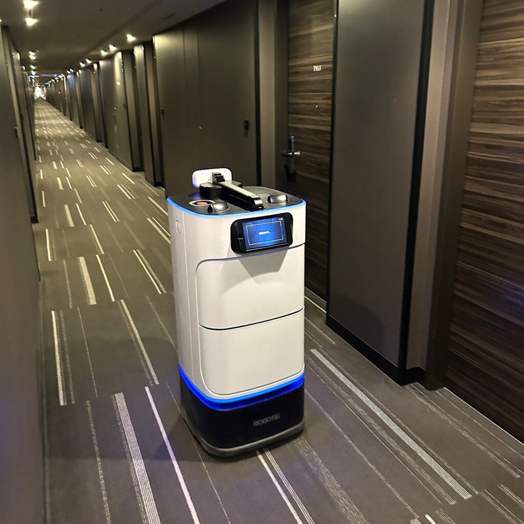 ザロイヤルパークホテル東京羽田の自動搬送ロボットが帰っていく様子