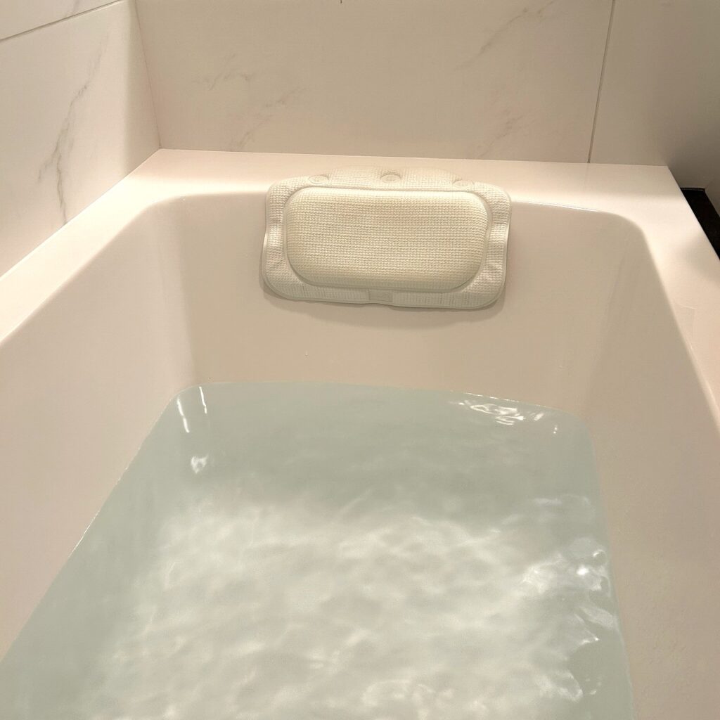 ザロイヤルパークホテル東京羽田でバスピローを設置した様子