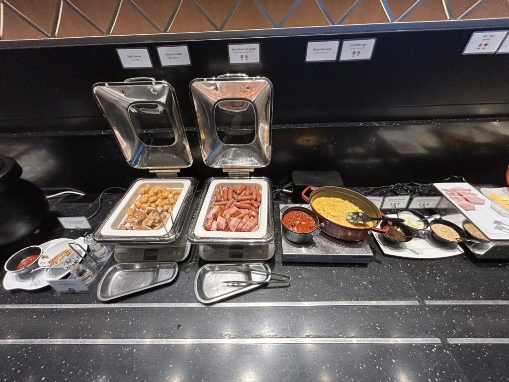 ザロイヤルパークホテル東京羽田の朝食に並ぶ養殖の惣菜