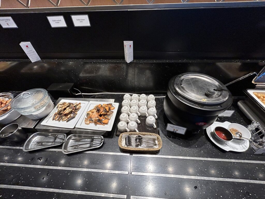 ザロイヤルパークホテル東京羽田の朝食のスープと和食の惣菜