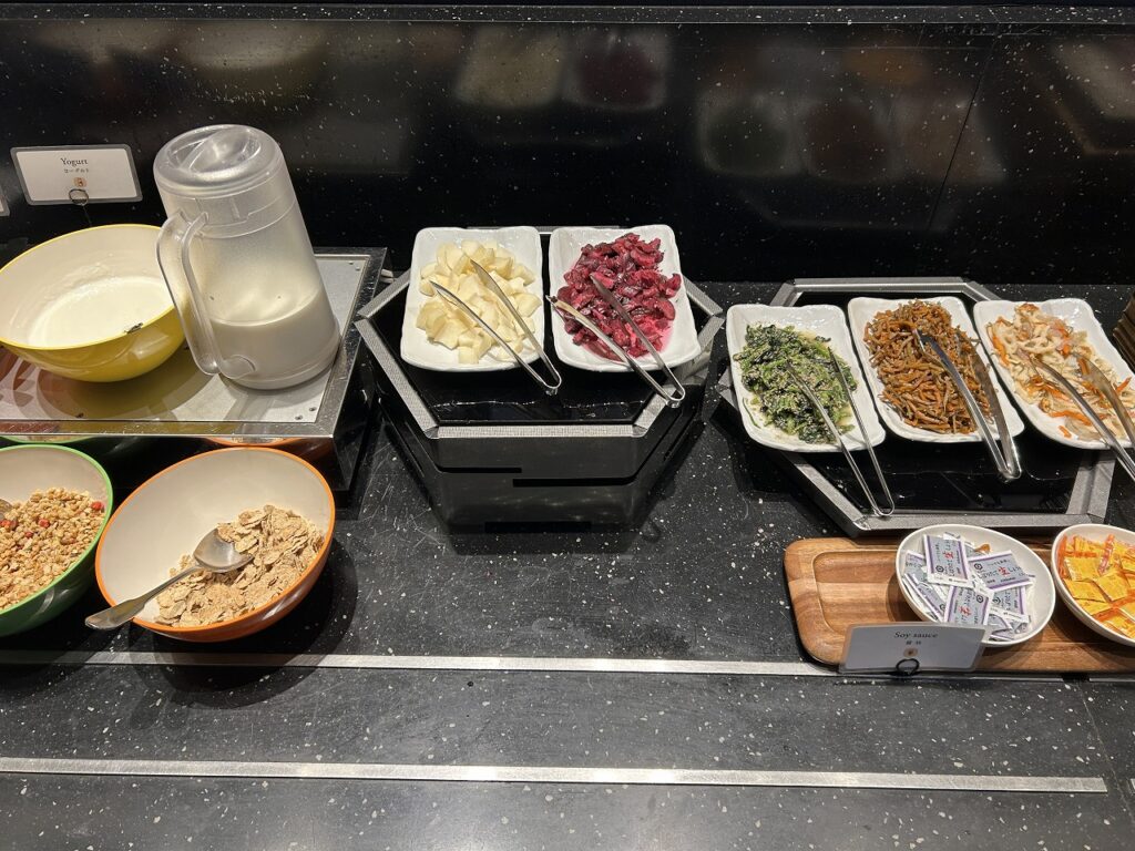 ザロイヤルパークホテル東京羽田の朝食の漬物とシリアル