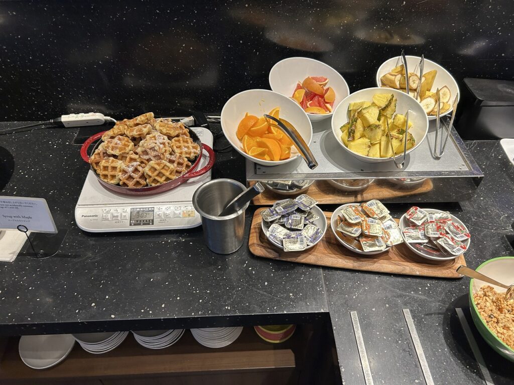 ザロイヤルパークホテル東京羽田の朝食の果物とワッフル