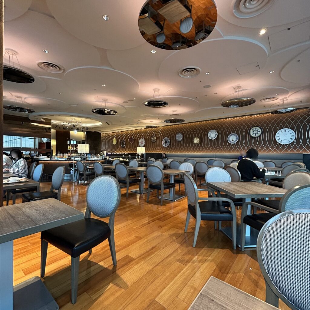 ザロイヤルパークホテル東京羽田の朝食会場のテーブル