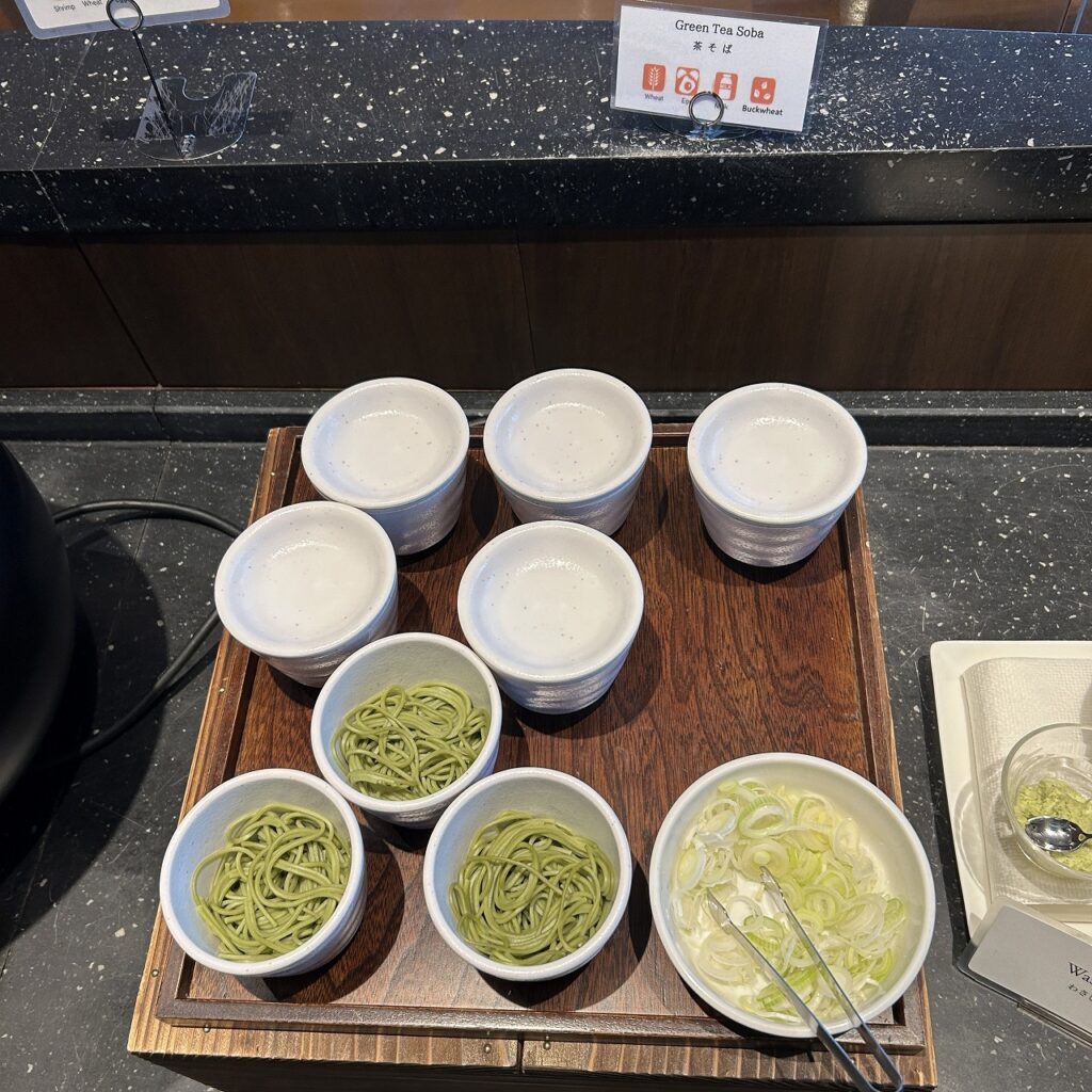 ザロイヤルパークホテル東京羽田の朝食で提供されている茶そば
