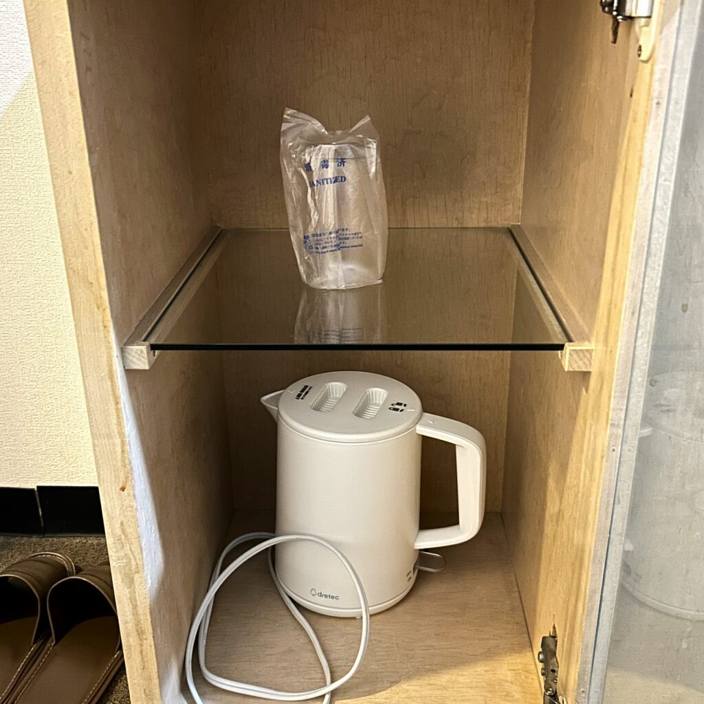 ホテルアベスト目黒の電気ケトルとグラス