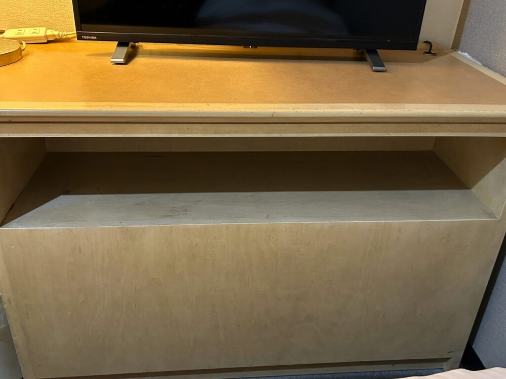 ホテルアベスト目黒の木製テレビ台(やや古さあり)