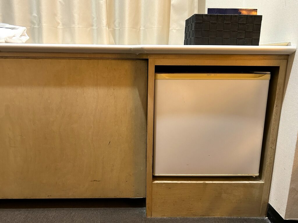 ホテルアベスト目黒の木製棚(やや古さを感じる)