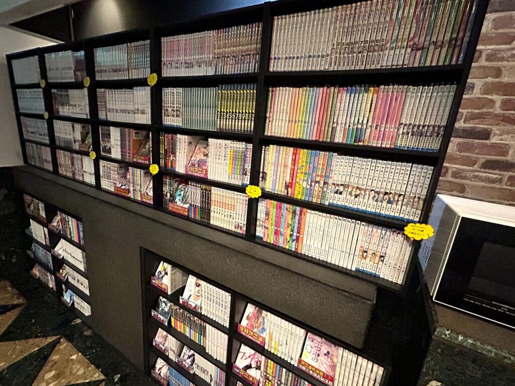 ホテルアベスト目黒のレンタルマンガコーナー全体