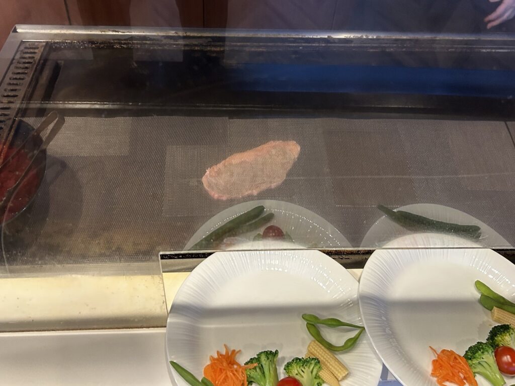 ホテルアベスト目黒の朝食ステーキを焼く様子