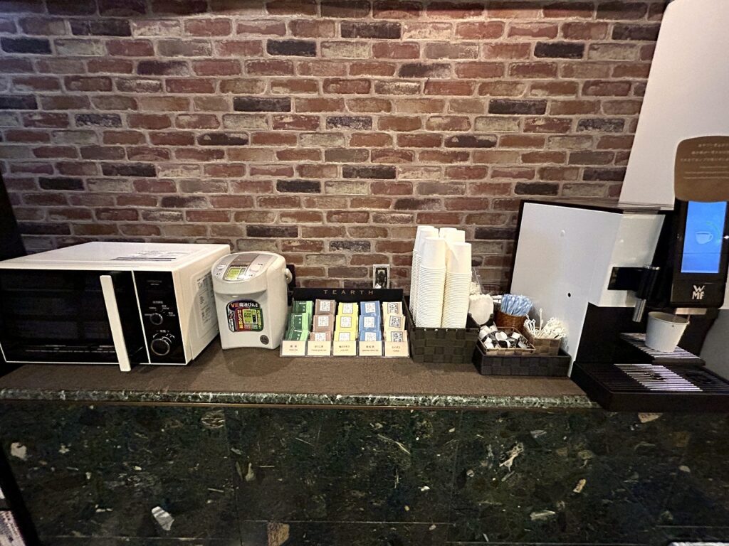 ホテルアベスト目黒のロビーにあるコーヒーサービス