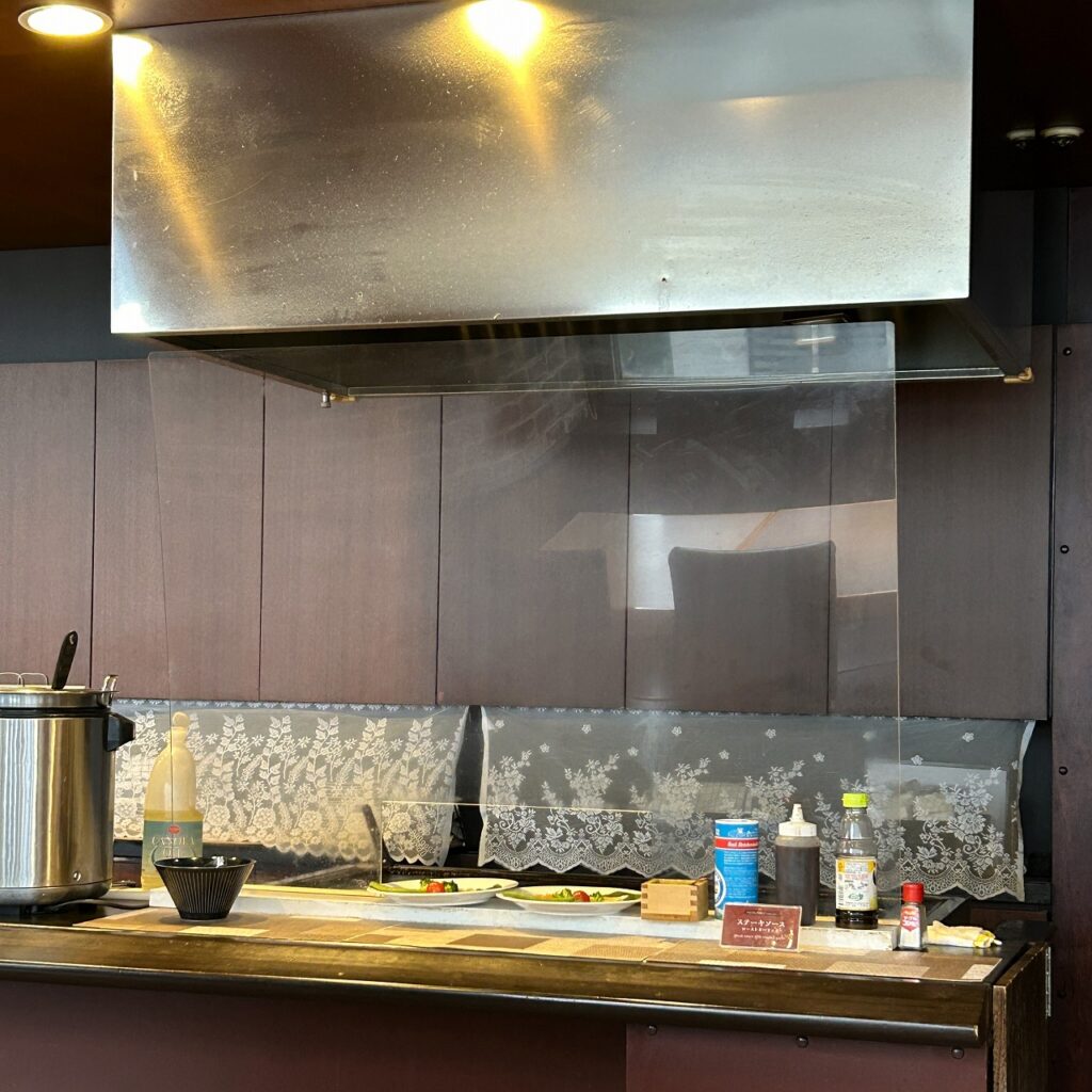 ホテルアベスト目黒のステーキを焼く鉄板