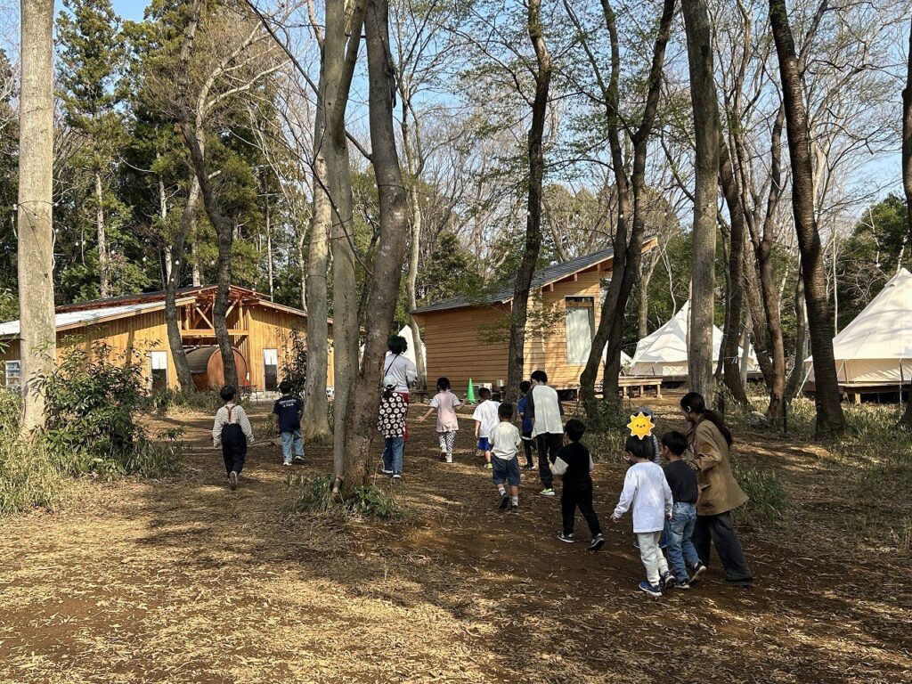 Bub Resort つくばのBUBバトルフィールドで敵を探す子供たち