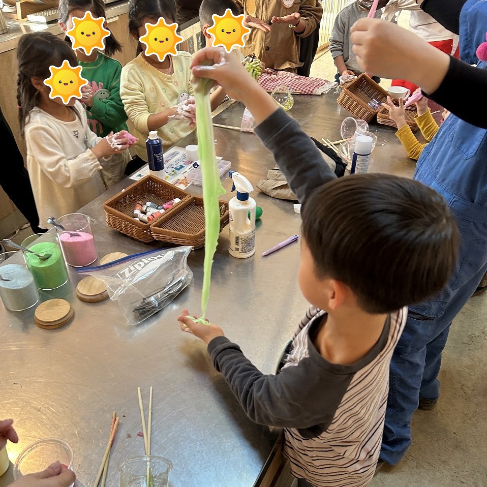 スタッフと一緒にスライムを作る様子