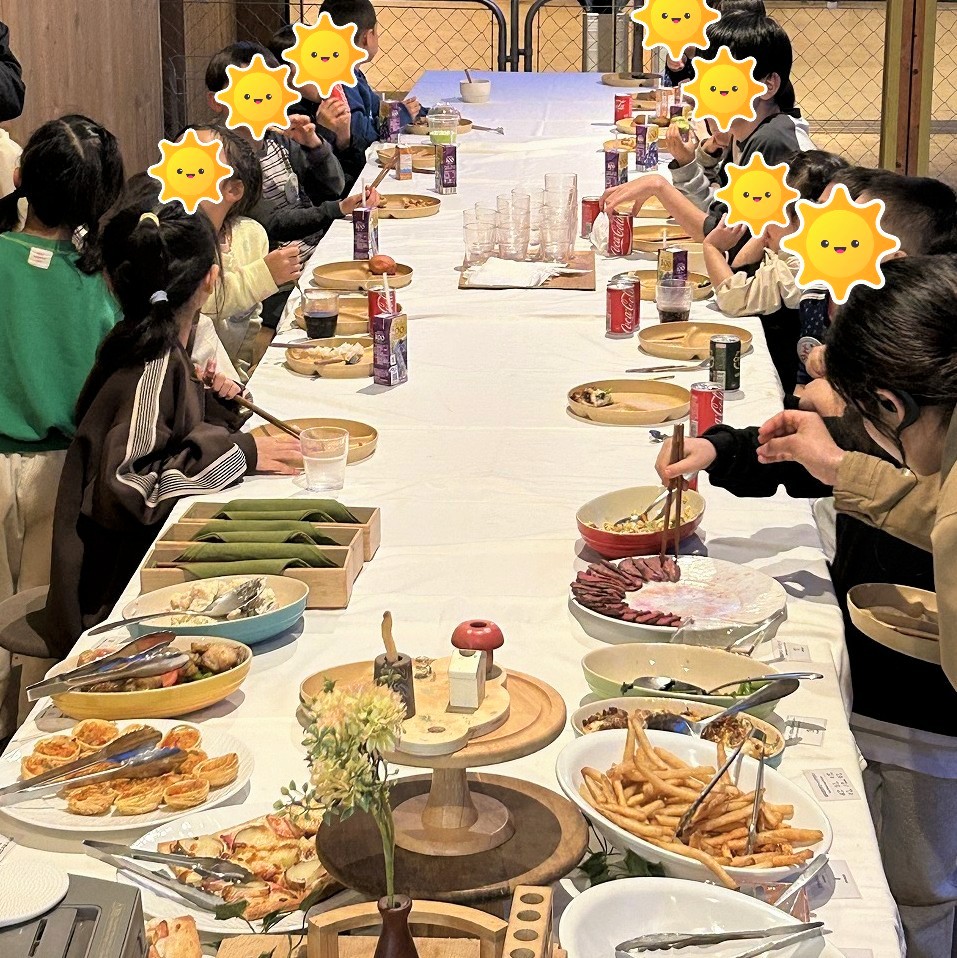 Bub Resort つくばで夕食を楽しむ子供たちの様子