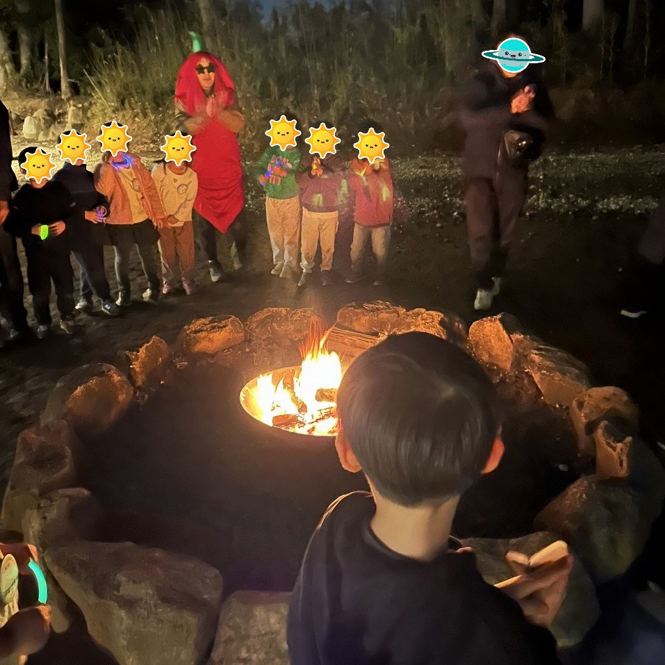Bub Resort つくばのキャンプファイヤーを囲む子供たち