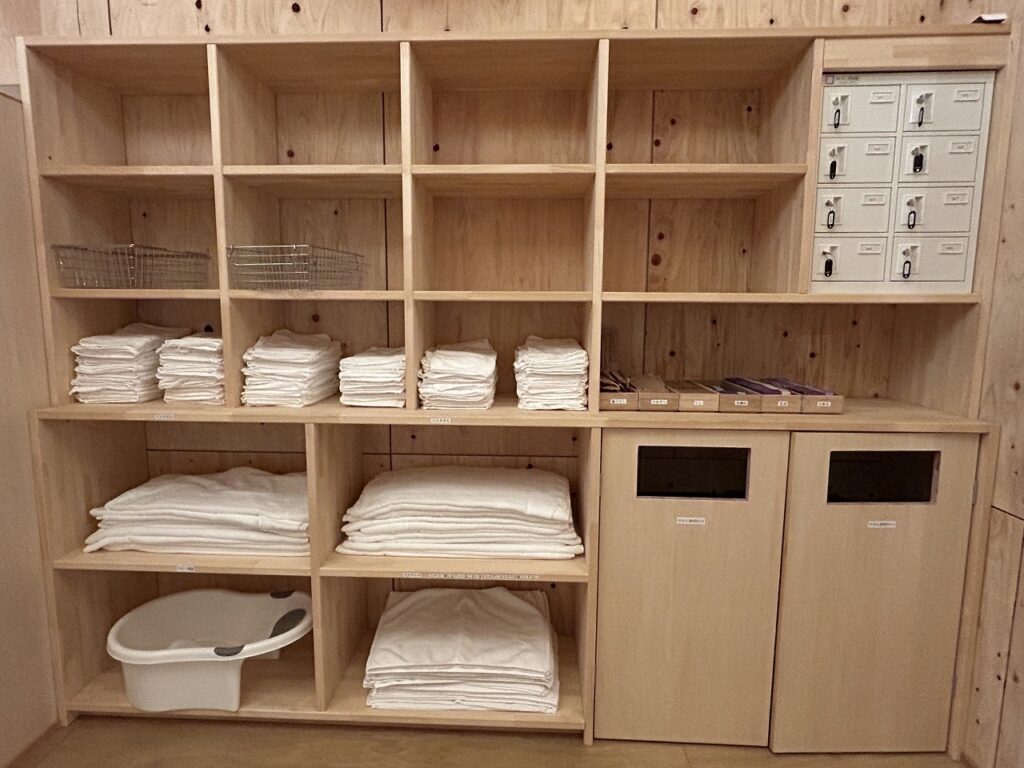 Bub Resort つくばのシャワー棟に用意されたタオルとアメドティ