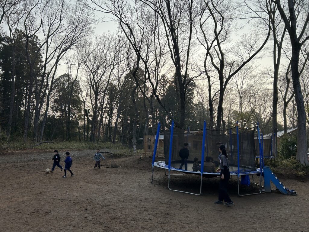 Bub Resort つくばのトランポリンで朝から遊ぶ子供