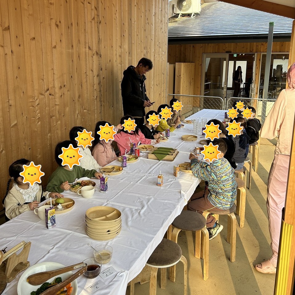 Bub Resort つくばの朝食ビュッフェを食べる子供たち