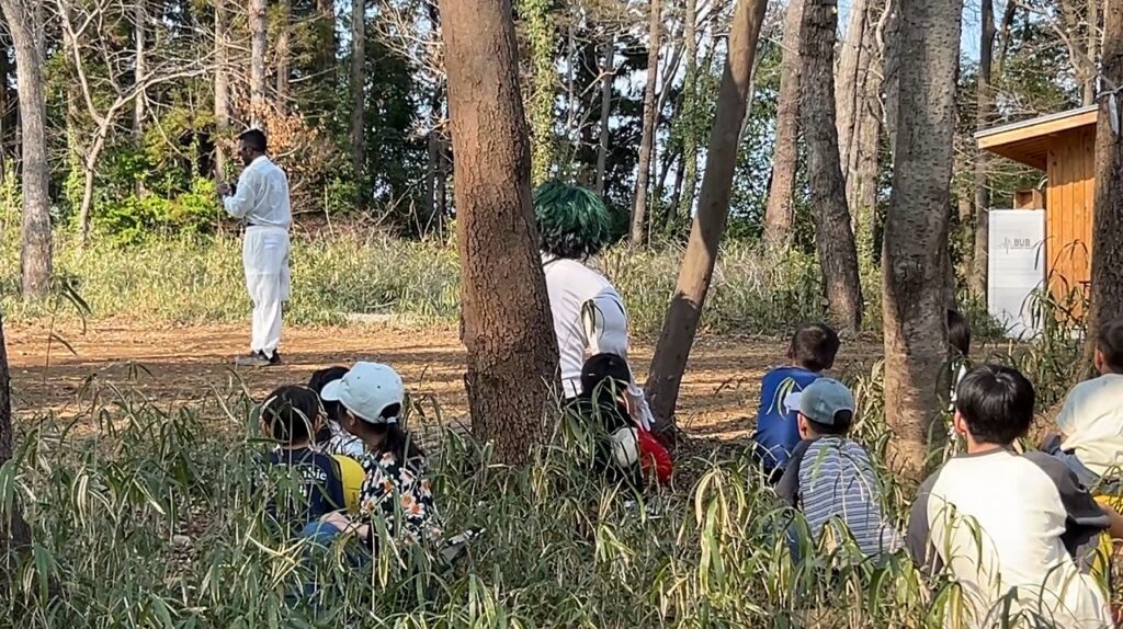 Bub Resort つくばのBUBバトルフィールドで敵を見つけた子供たち
