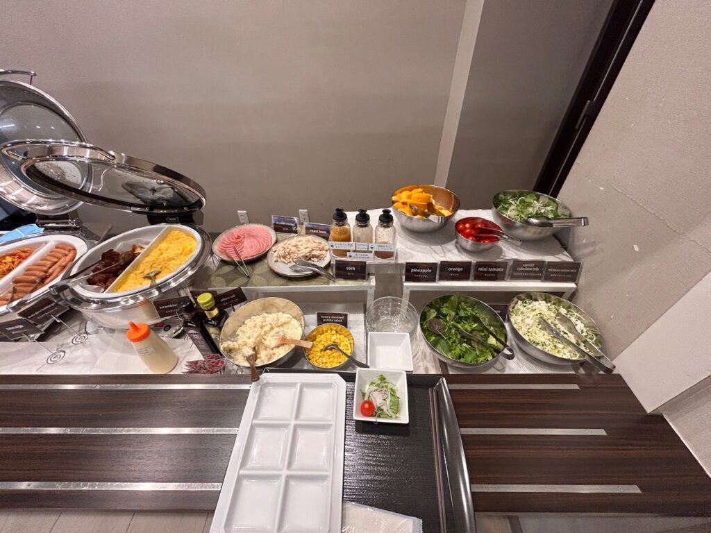 三交インGrande東京浜松町の朝食ビュッフェ。サラダ・ハム・スクランブルエッグなど洋食コーナー