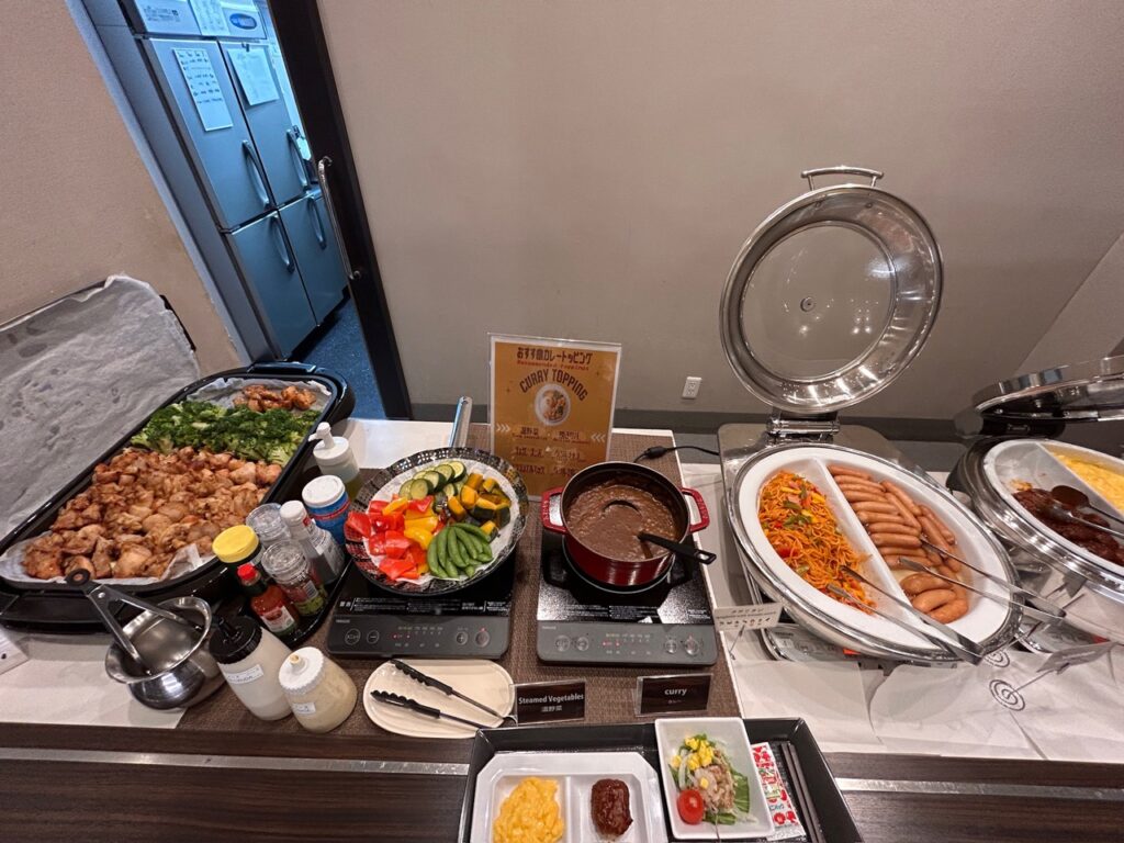 三交インGrande東京浜松町の朝食ビュッフェ。照り焼きチキン・カレー・ソーセージなどホットコーナー