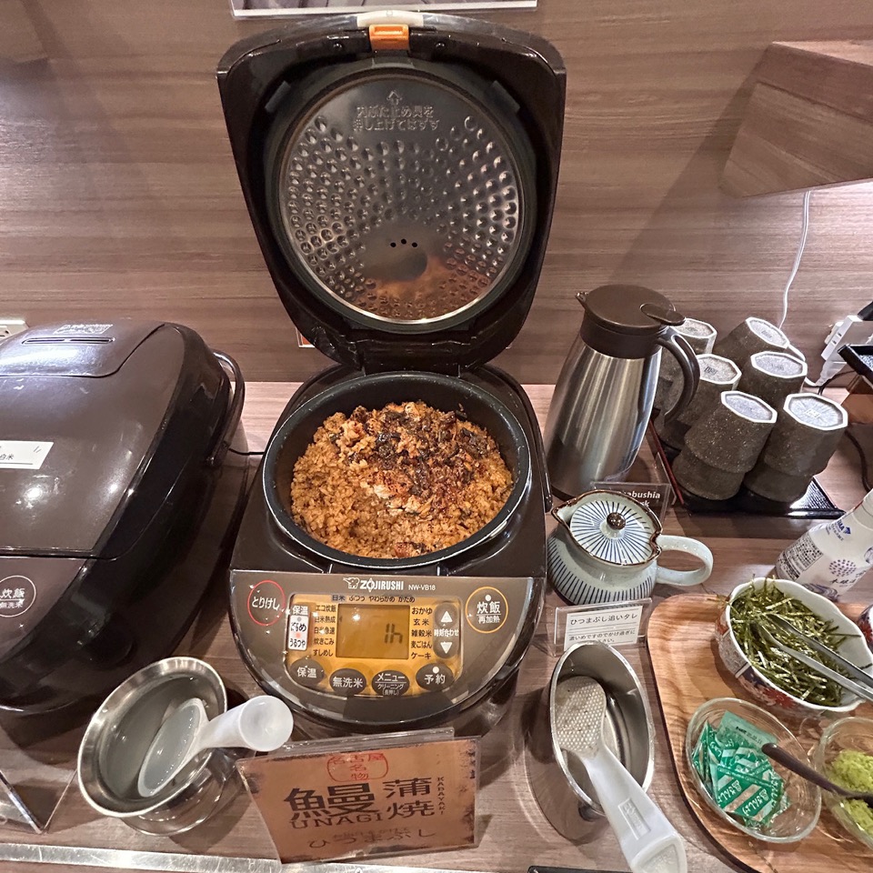 三交インGrande東京浜松町の朝食に用意されたうなぎのひつまぶし炊飯器