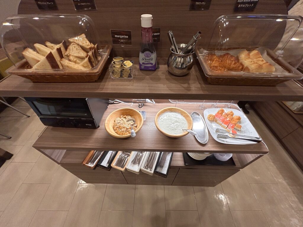 三交インGrande東京浜松町の朝食パンコーナー。食パン・クロワッサン・シリアルなど