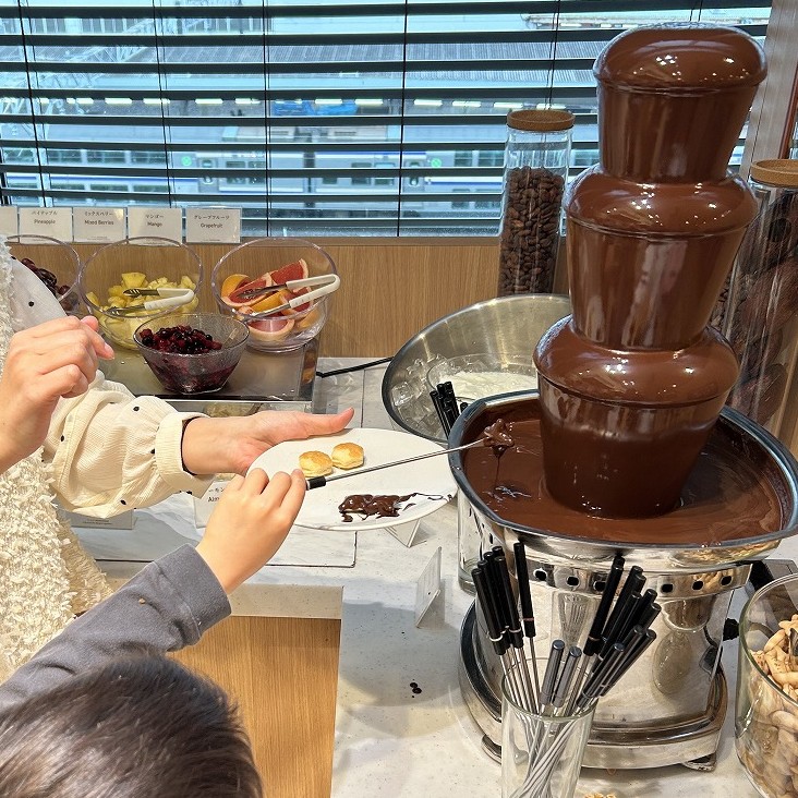 ロッテシティホテル錦糸町の朝食でガーナチョコレートファウンテンを楽しむ子ども