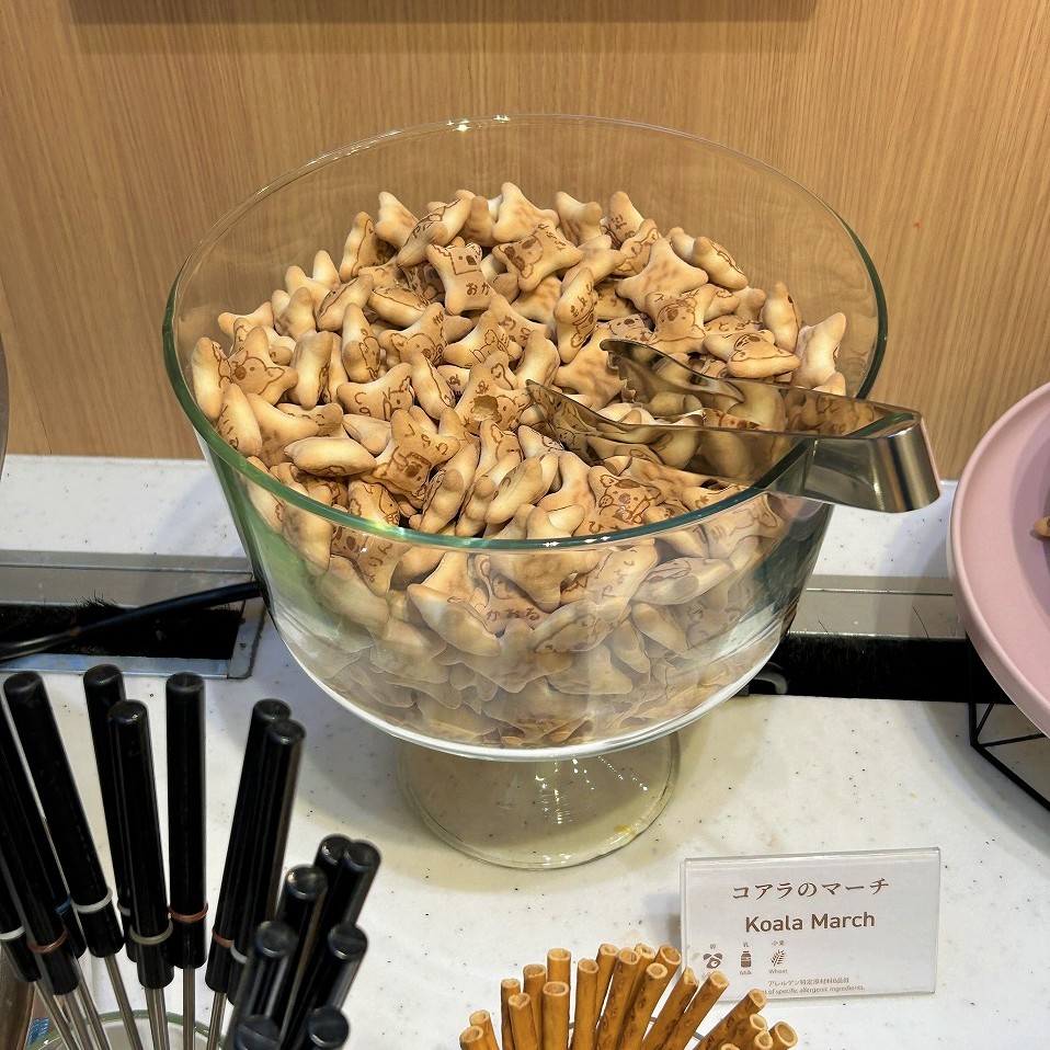 朝食ビュッフェに山盛りのコアラのマーチ