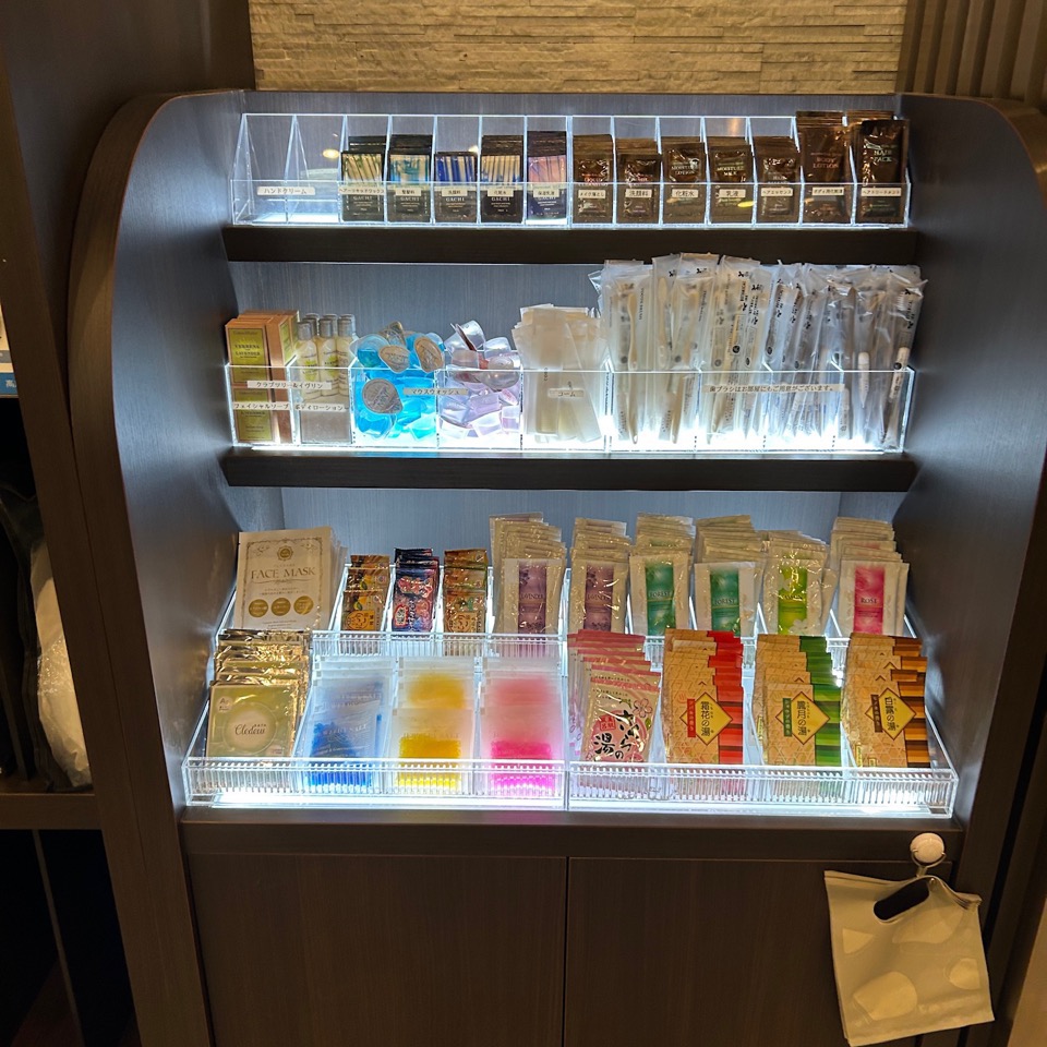 三交インGrande東京浜松町フロントのアメニティBAR。入浴剤やフェイスマスクがズラリと並ぶ